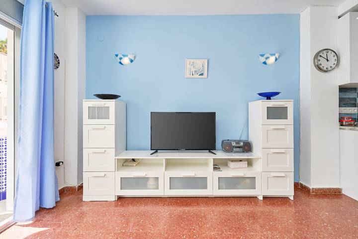 Entire apartment, Apartment 'Torresol 208' with Shared Pool, Wi-Fi and Air Conditioning in Playa de la Torrecilla, Nerja