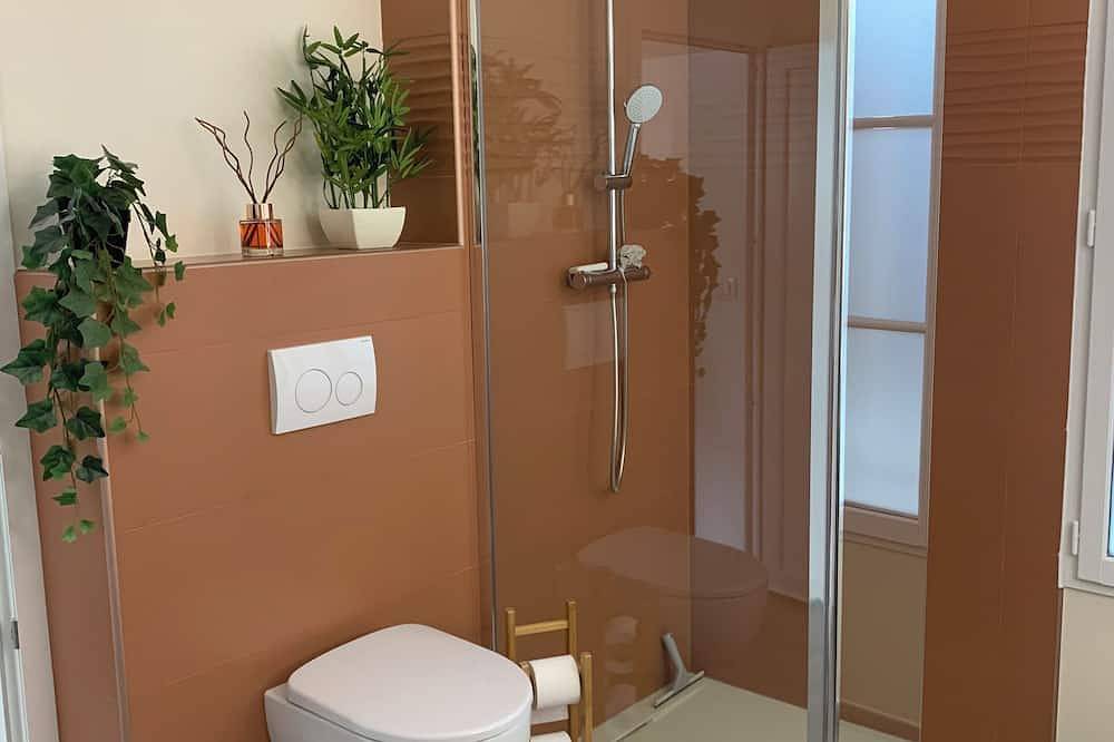 Bedroom with separate bathroom in Le Mesnil-Amelot, Sena y Marne