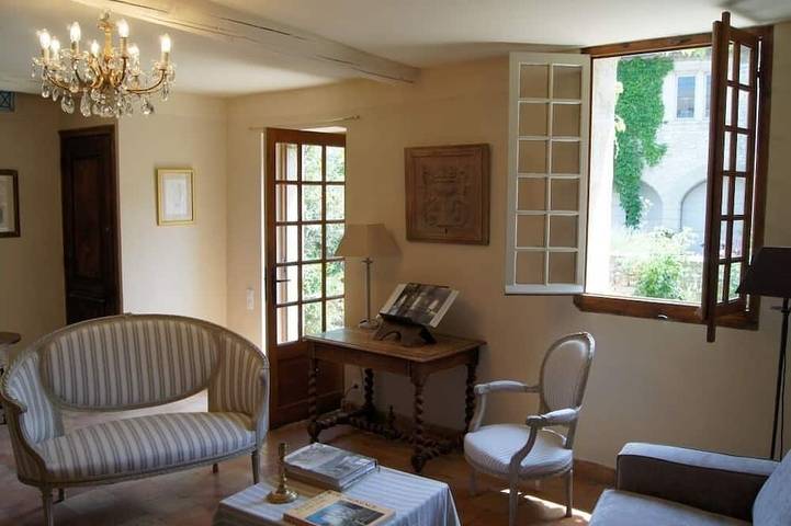 Gîte-Superior-Ensuite mit Bad-Blick auf den Hof-Gîte 19 in Villeneuve-lès-Avignon, Nimes und Umgebung