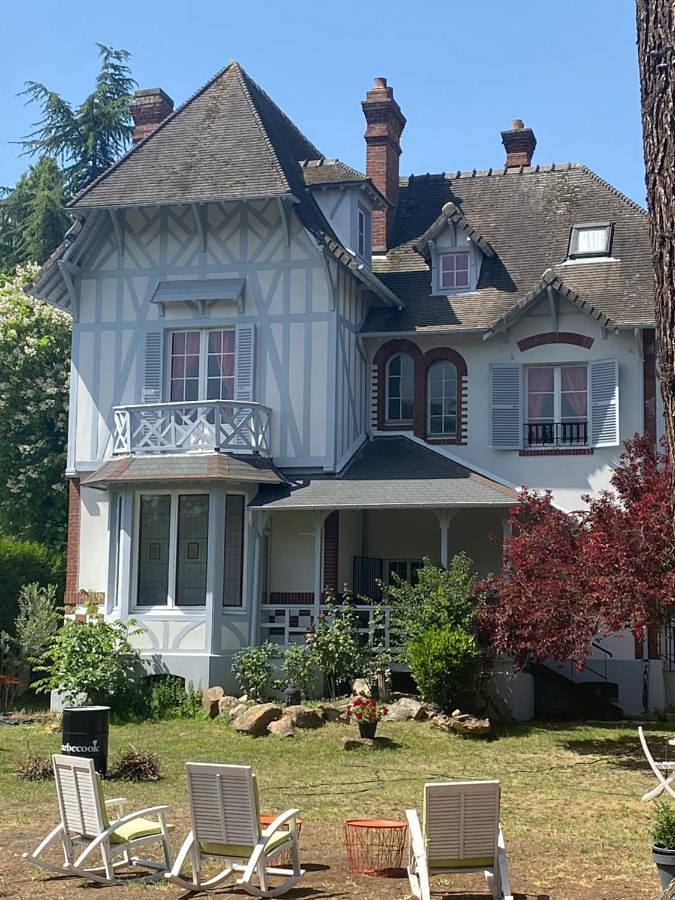 Location de vacances pour 10 personnes, avec Balcon ainsi que Terrasse et Jardin à Vernouillet