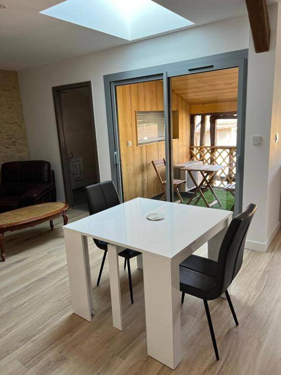 Chambre d’hôte pour 2 personnes, avec Balcon ainsi que Terrasse et Jardin à Blousson-Sérian