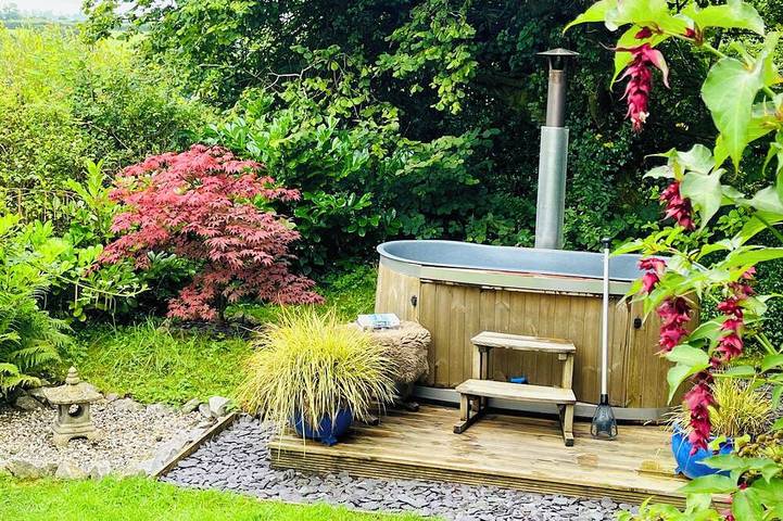 Cottage for 2 people, with hot tub and garden, with pets in South-Wales