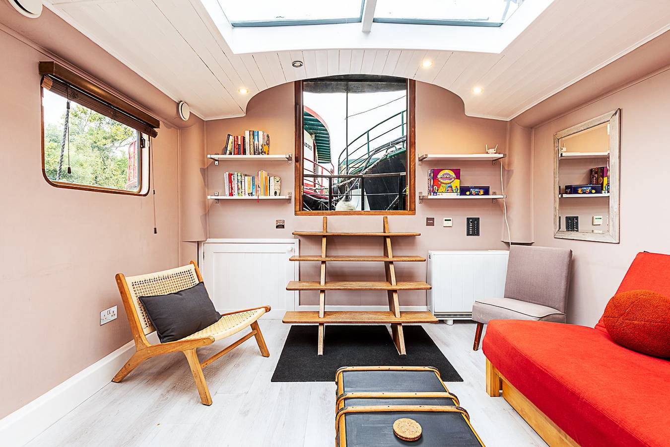 Bright & Modern Kew Bridge Houseboat in Hounslow (borough), Londen