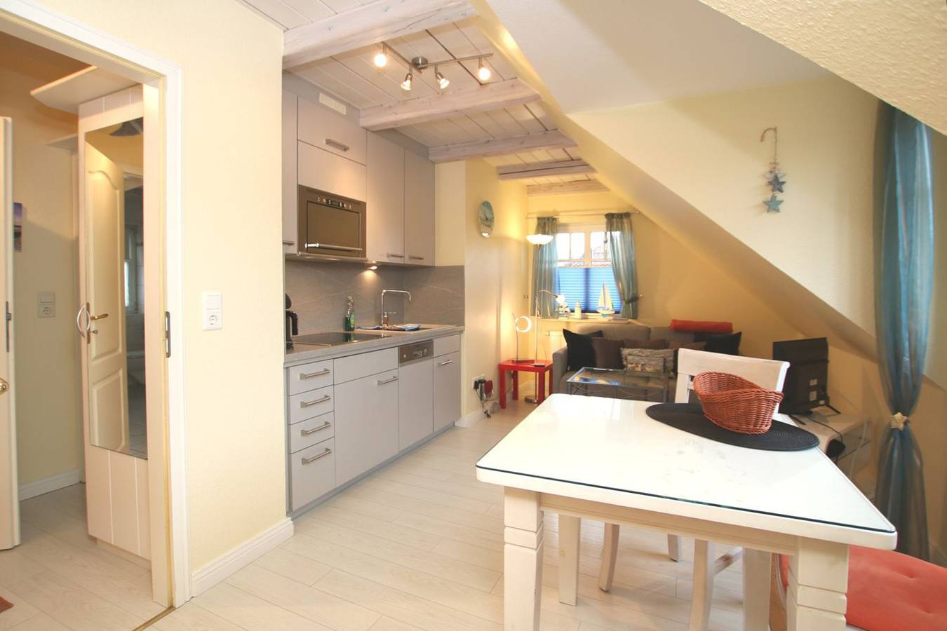 Ganze Wohnung, Ferienwohnung in Wyk mit 2 Zimmern auf ca. 45 m² im 2. Og (Dachgeschoß) in Wyk auf Föhr (Stadt), Wyk auf Föhr