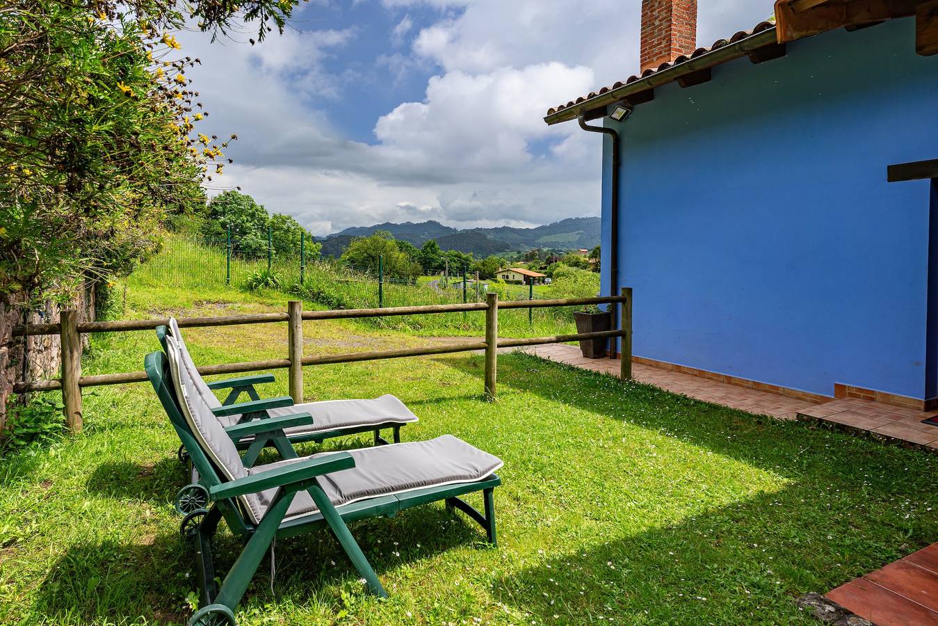 Holiday Home 'La Pumarada' with Private Garden and Wi-Fi in Villaviciosa, Costa Verde (Spain)