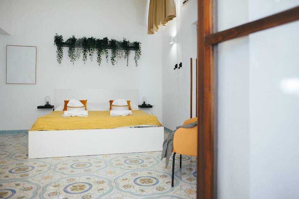 Room with private bathroom and patio in Mazzaforno, Cefalù (Gemeente)