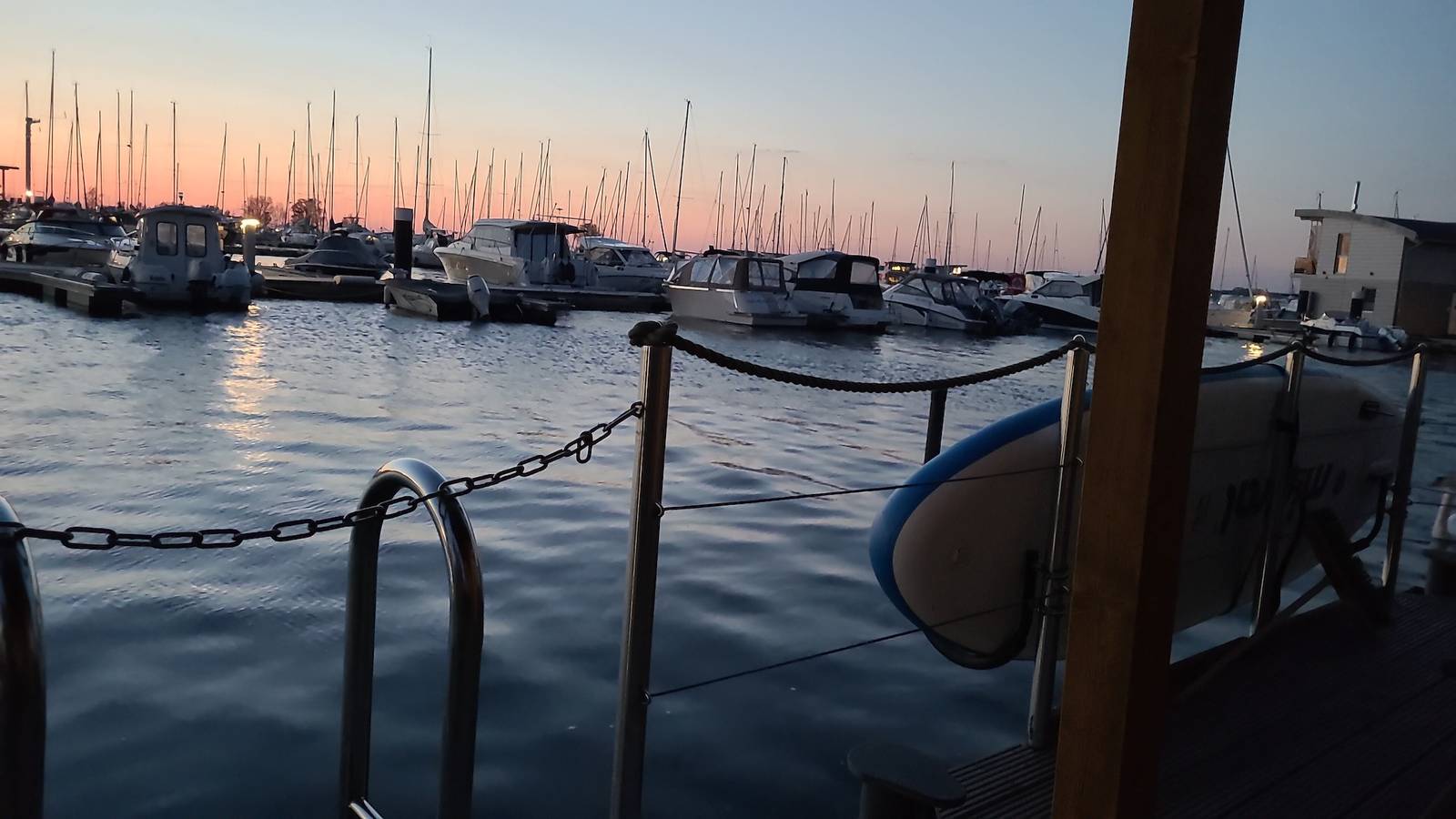 Boat 'Floating House' with Lake View, Private Terrace and Wi-Fi in Kröslin, Vorpommern Greifswald