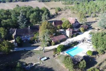 Gîte pour 24 personnes, avec piscine ainsi que vue et jardin à Paunat