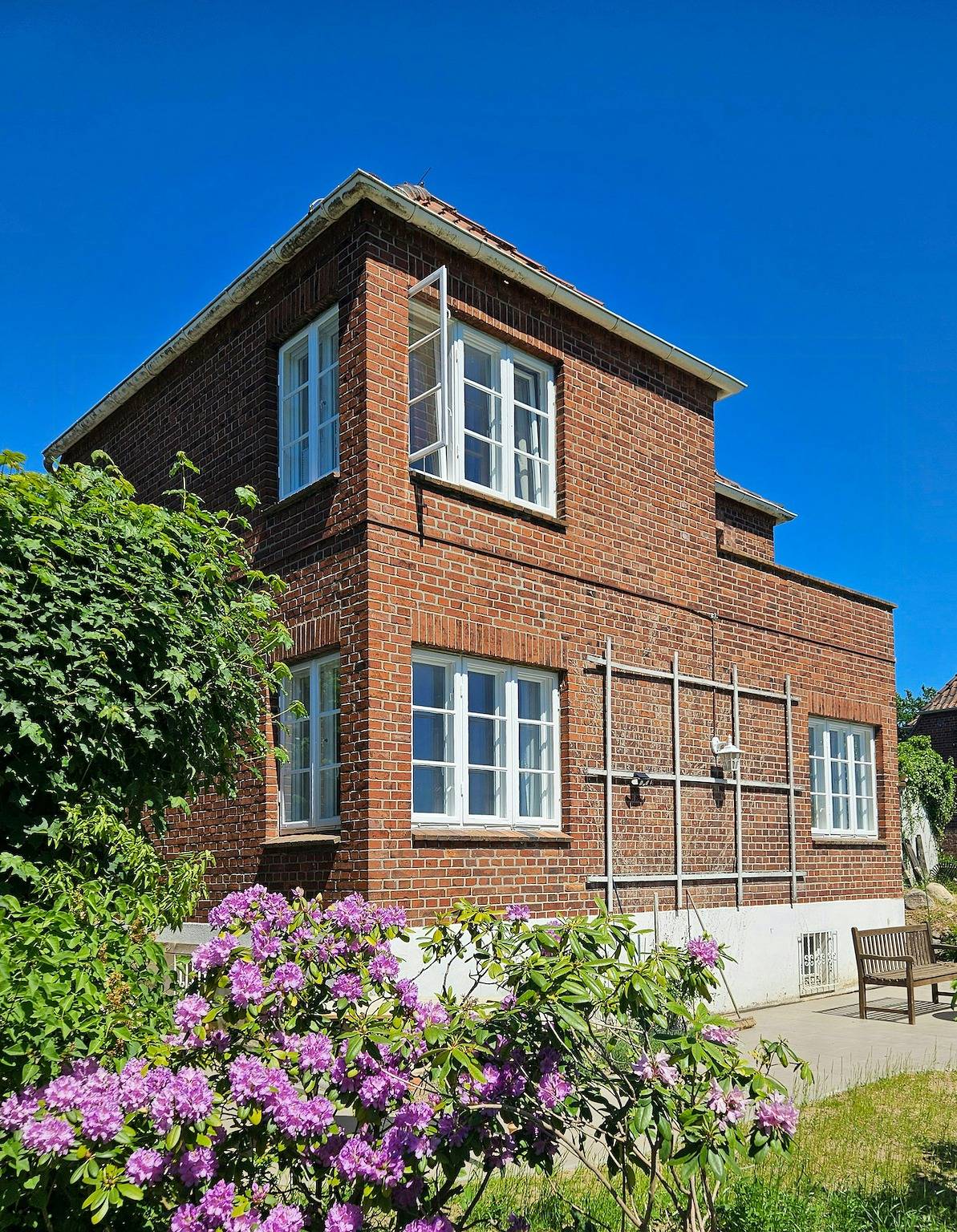 Historisches Backsteinhaus zwischen zwei Seen in Ratzeburg, Ratzeburger See