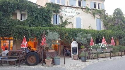Hôtel pour 3 personnes, avec vue et terrasse à Rustrel