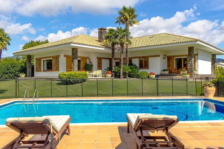Casa rural para 8 personas, con Balcón además de Terraza y Jardín en Les Planes d'Hostoles
