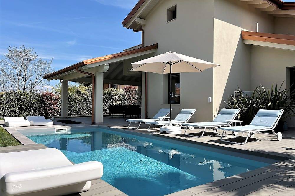 Vacation home \"Casa sulle colline di Barcuzzi\" Pool, garden & barbecue in Lonato, Garda Bergen