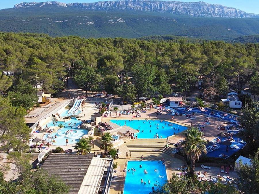 Camping Domaine de la Sainte Baume - Mobilheim 4 personen - Comfort | 2 Schlafz. | 4 Pers. | Erhöhte Terrasse | Klimaanlage in Nans-les-Pins, Brignoles Region