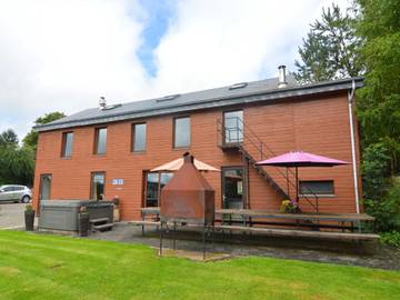 Gîte pour 22 personnes, avec jardin ainsi que terrasse et sauna dans Montleban