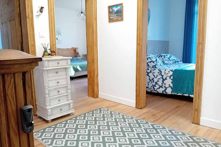 Location de vacances pour 14 personnes, avec terrasse ainsi que jardin et jacuzzi à Saint-Jean-de-Marcel - 3