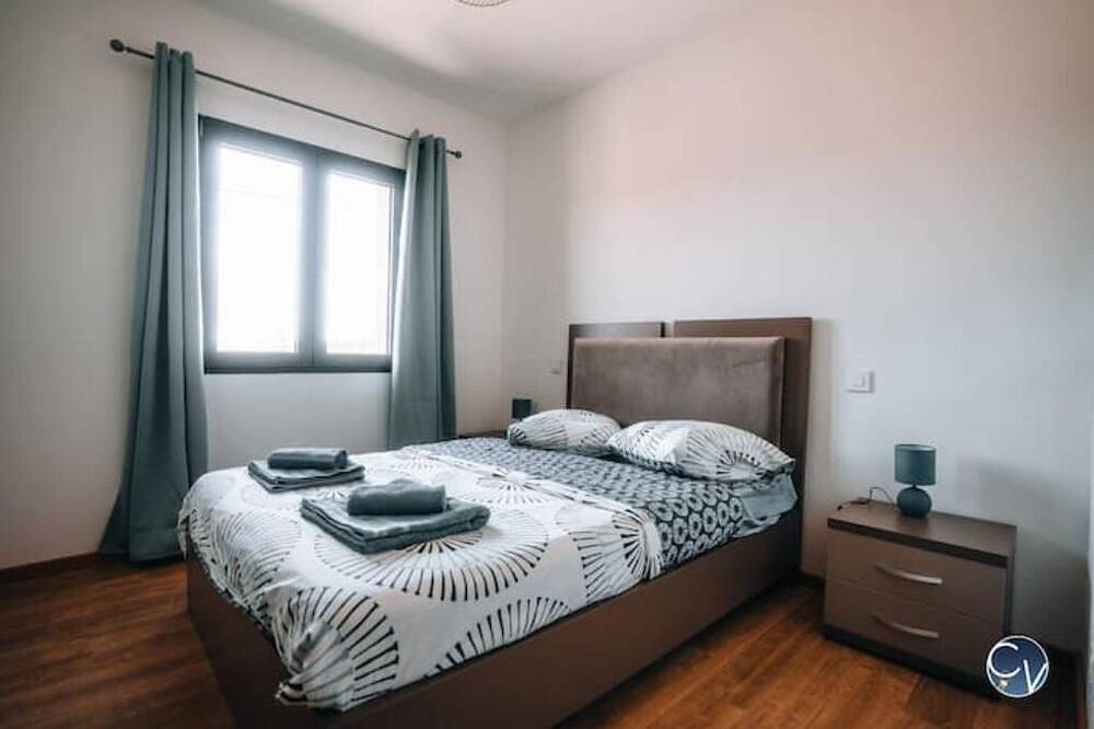 Modern villa with Jacuzzi near Avignon in Le Thor, Vaucluse