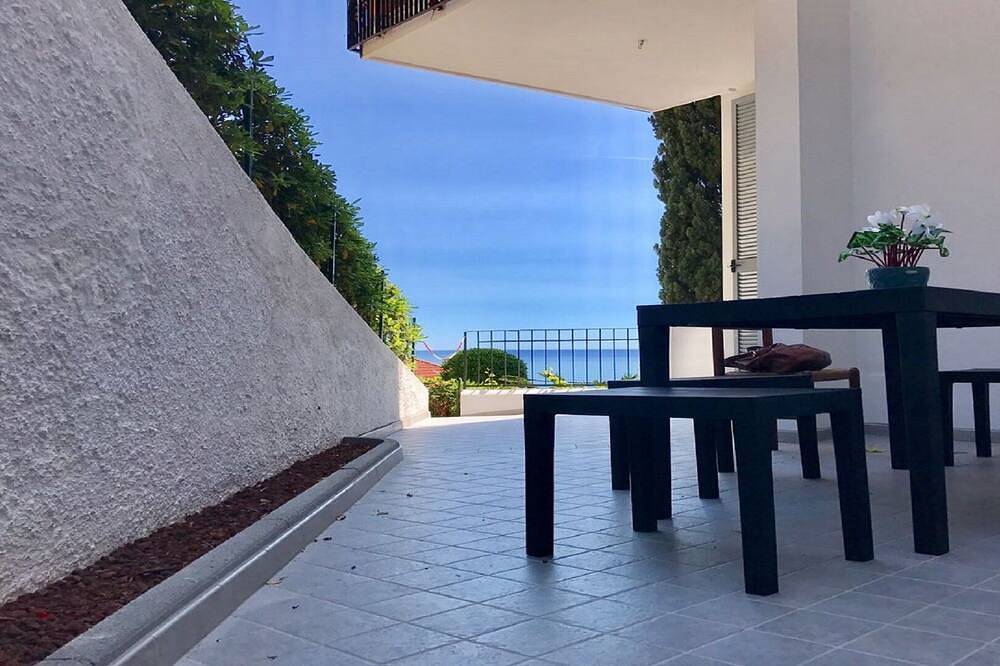 Nouvel appartement avec terrasse donnant sur le golfe à 200 mètres de la mer. in Alassio, Riviera di Ponente
