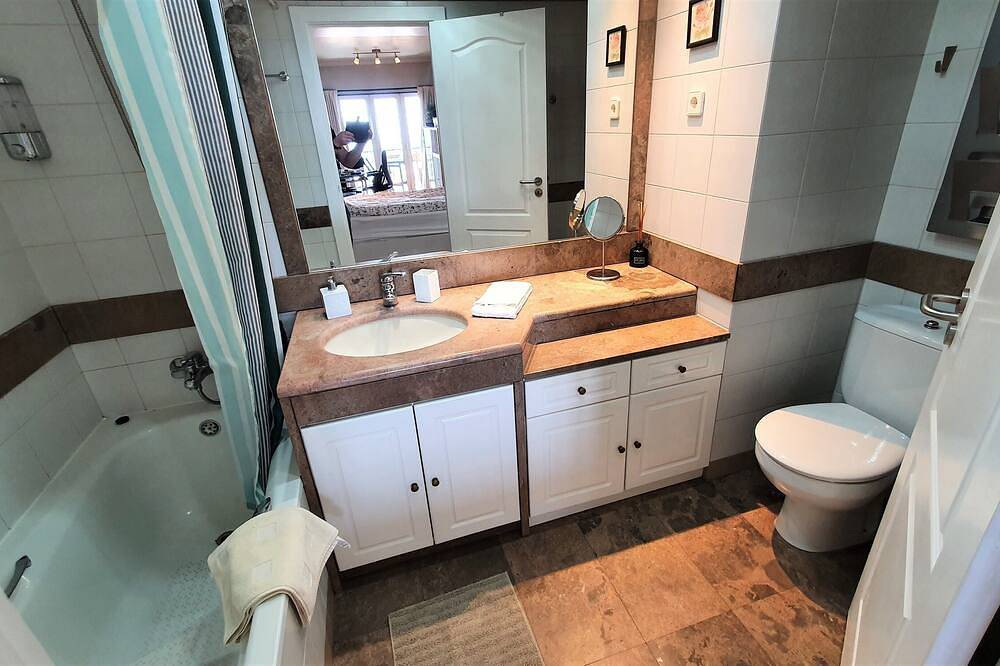 Ganze Wohnung, Spacious luxury apartment with 180° ocean view,  pool, seafront beach in Parede, Carcavelos e Parede