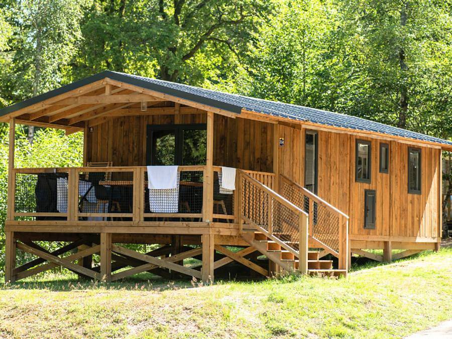 Flower Camping La Plage - Chalet 5 personen - Vip Premium Lodge 34m² - Seeblick (2 Zimmer) + Tv + Bettwäsche + Handtücher + überdachte Terrasse 11m² 4/5 pers. in Treignac, Tulle und Umgebung