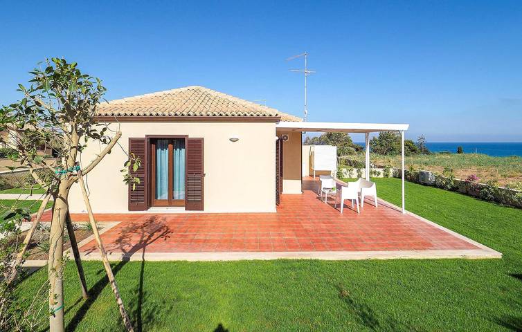 Apartamento con vistas al mar, aire acondicionado, aparcamiento, terraza y WiFi - 1 km de la playa de Maganuco in Marina di Modica, Módica