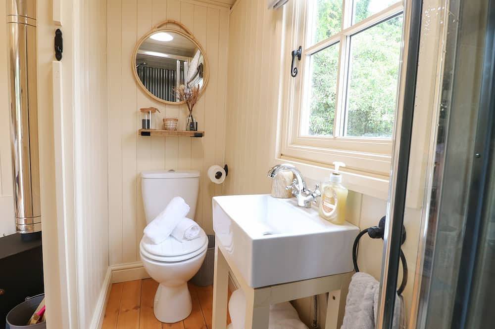 High Grounds Shepherd'S Hut, romantic, with hot tub in Ashbourne in Derbyshire