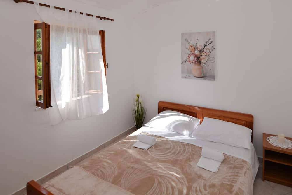 Beautiful home in Tkon with Wifi in Pasman
