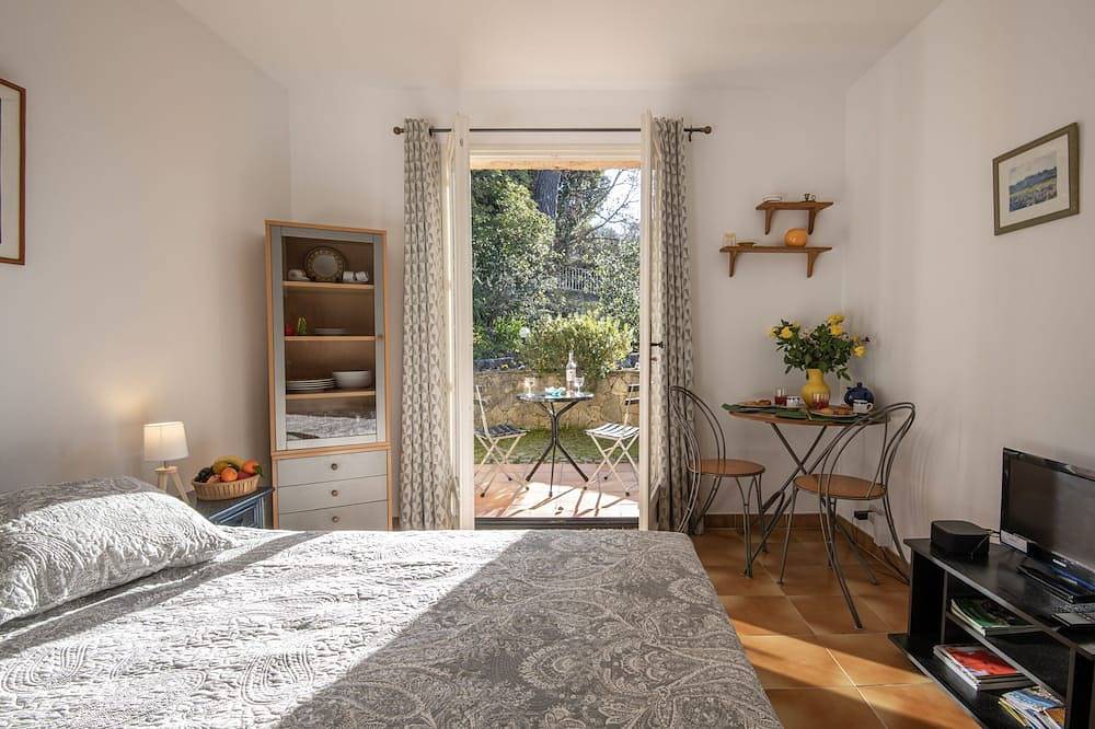 Apartamento entero, Encantador estudio en St Paul de Vence en villa, con terraza y jardín. in Saint-Paul-de-Vence, Region de Cannes