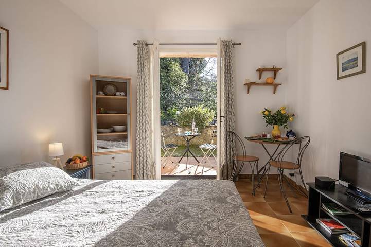 Ganze Wohnung, Charmantes Studio in St. Paul de Vence in einer Villa mit Terrasse und Garten in Saint-Paul-de-Vence, Mittelmeerküste (Frankreich)