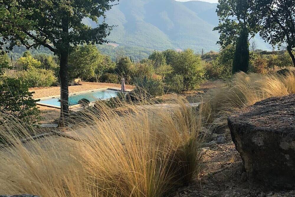Bastide dicht bij het dorp en afgelegen locatie, een prachtig uitzicht op de Grand Luberon in Saint-Martin-de-Castillon, Parc naturel régional du Luberon