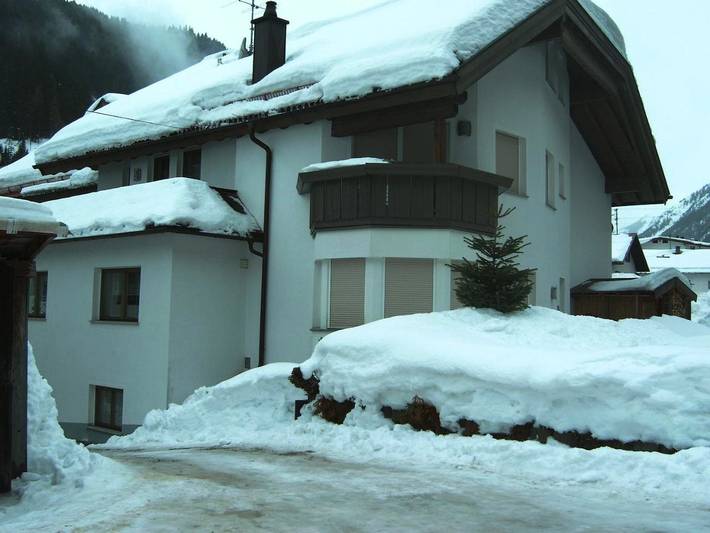 BnB für 2 Personen, mit Balkon und Terrasse sowie Sauna und Ausblick in Flirsch