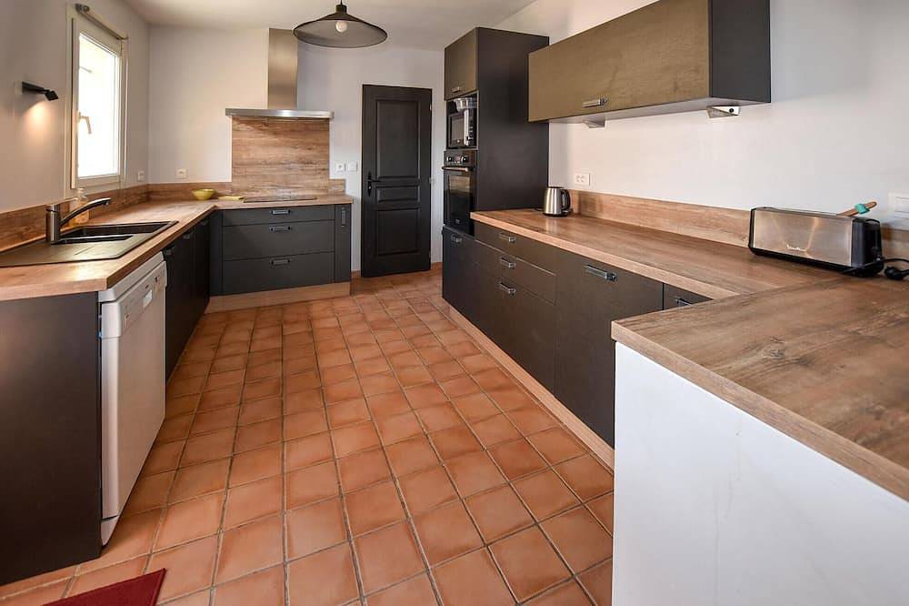 Amazing home in Mazan with kitchen in Mazan, Parc naturel régional du Mont-Ventoux