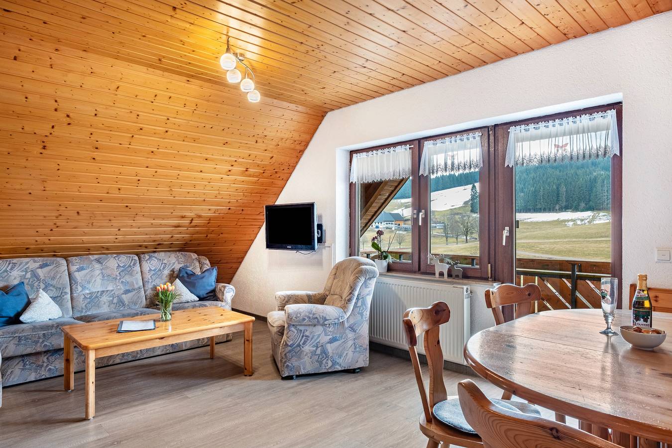 Ganze Wohnung, Ferienwohnung 'Schöne Aussicht, 60qm' mit Gemeinschaftsgarten, Balkon und Wi-Fi in Suedlicher Schwarzwald, Titisee-Neustadt