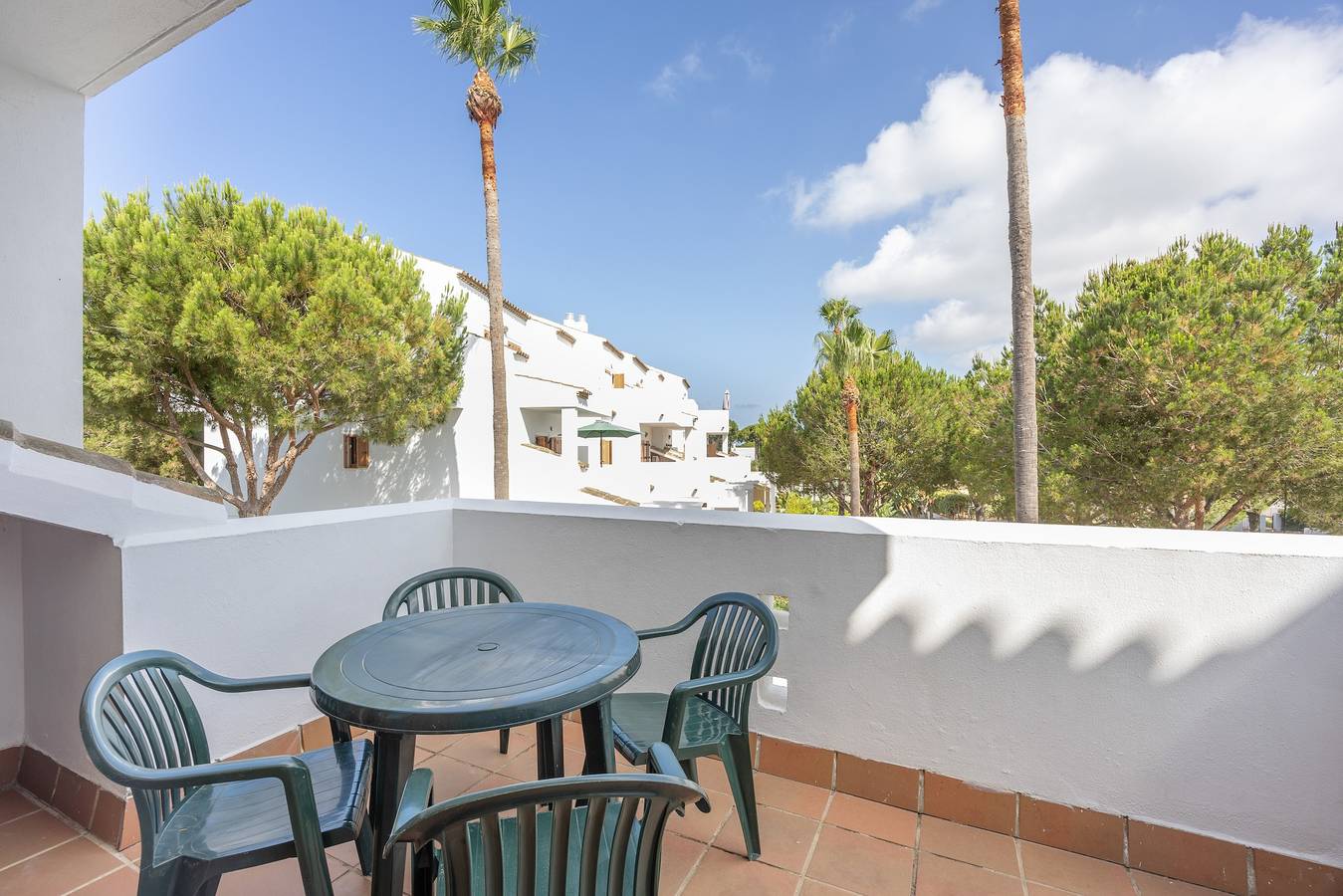 Entire apartment, Apartment 'Brisa De La Barrosa' with Shared Pool, Private Terrace and Air Conditioning in Playa La Barrosa, Chiclana de la Frontera