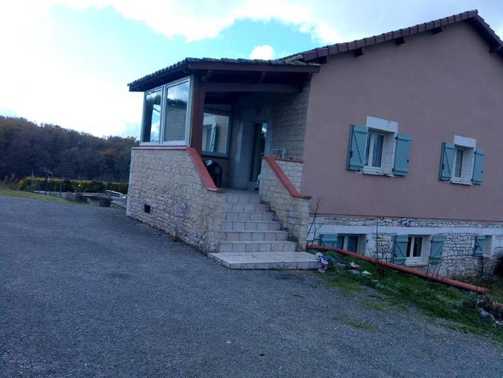 Location de vacances pour 6 personnes, avec jardin et vue ainsi que terrasse et piscine, animaux acceptés à Saint-Laurent-Lolmie