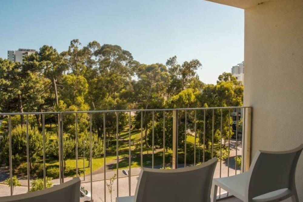 Enjoy Lisbon & Comporta Beach: Kitchenettes, Free Parking, Under Hour to City in Praia Tróia Mar, Carvalhal