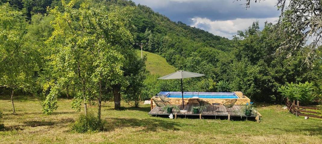Location de vacances pour 4 personnes, avec piscine ainsi que vue et jardin à Kosjerić