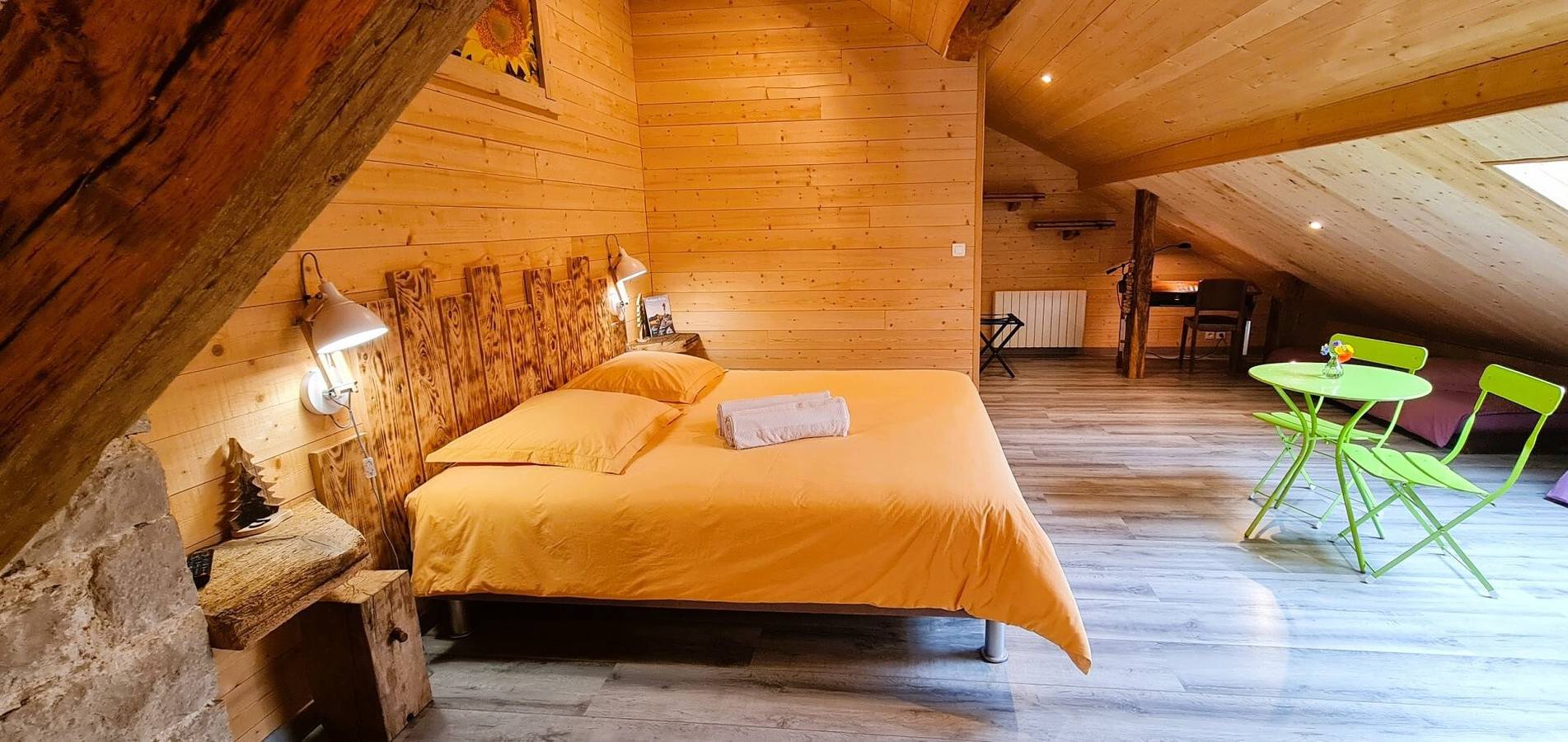 Chambre d'hôtes « Épinette » avec terrasse commune, jardin commun et jacuzzi non privatif in Vellerot-lès-Vercel, Jura Francais