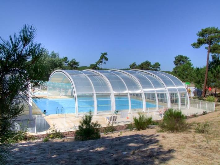 Parc de vacances pour 6 personnes, avec piscine ainsi que terrasse et jardin, animaux acceptés dans Bombannes