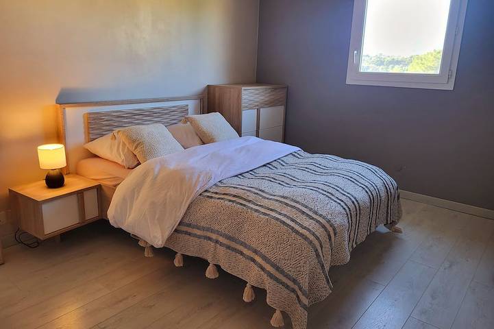 Location de vacances pour 4 personnes, avec terrasse ainsi que piscine et jardin à La Gaude - 2