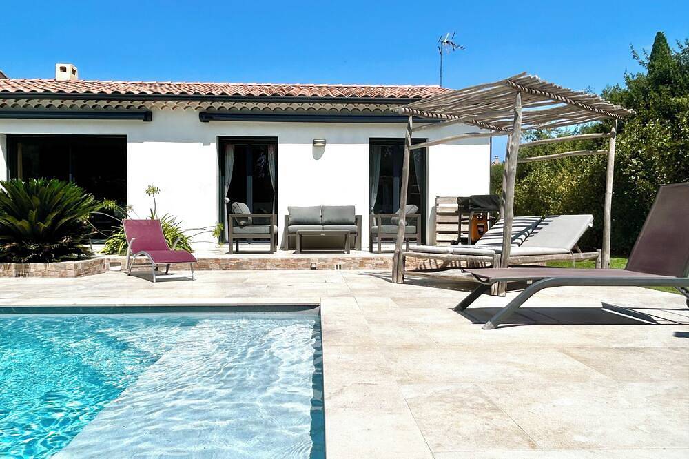 Villa contemporánea con aire acondicionado, 2 dormitorios, planta baja con jacuzzi Silencioso in Châteauneuf-de-Gadagne, Vaucluse