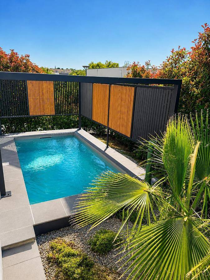 Villa pour 8 personnes, avec jardin et balcon ainsi que piscine et vue