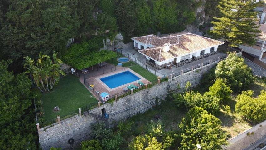 Apartamento para 15 personas, con Terraza y Jardín además de Piscina para niños y Piscina en Casarabonela