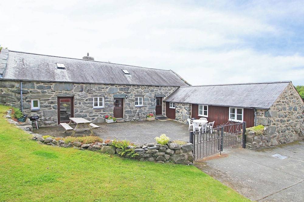 Y Stabl (The Old Stable), pet friendly, with a garden in Llanbedr in Llanbedr, Snowdonia