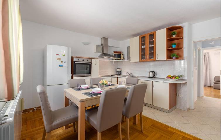Ganze Ferienwohnung, Gemütliche 100 m² große Wohnung mit Pool und Parkplatz in der Nähe des Stadtzentrums von Zbandaj in Zbandaj, Porec und Umgebung