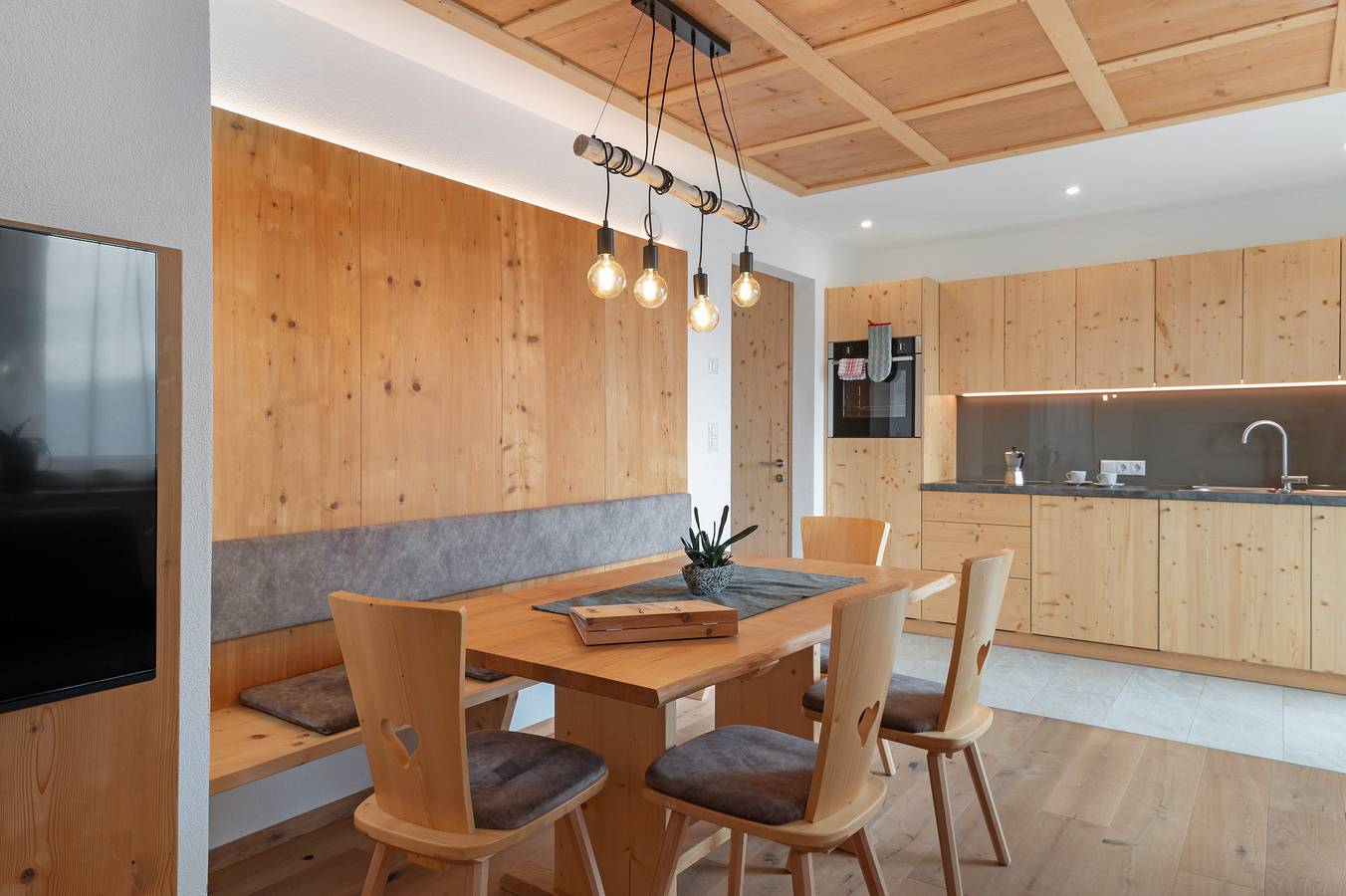 Geheel appartement, Appartement 'Sunset' met uitzicht op de bergen, privéterras en Wi-Fi in Ellen, St. Lorenzen