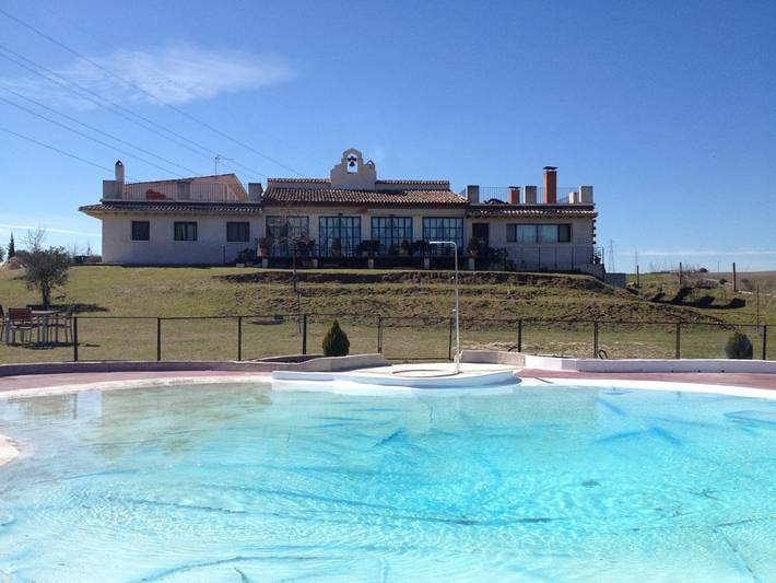 Casa rural para 16 personas, con Balcón y Terraza además de Jardín y Piscina en Alcabón