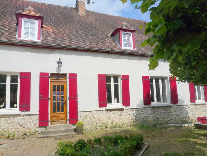 Location de vacances pour 8 personnes, avec piscine et jardin à Montaigu-le-Blin - 2