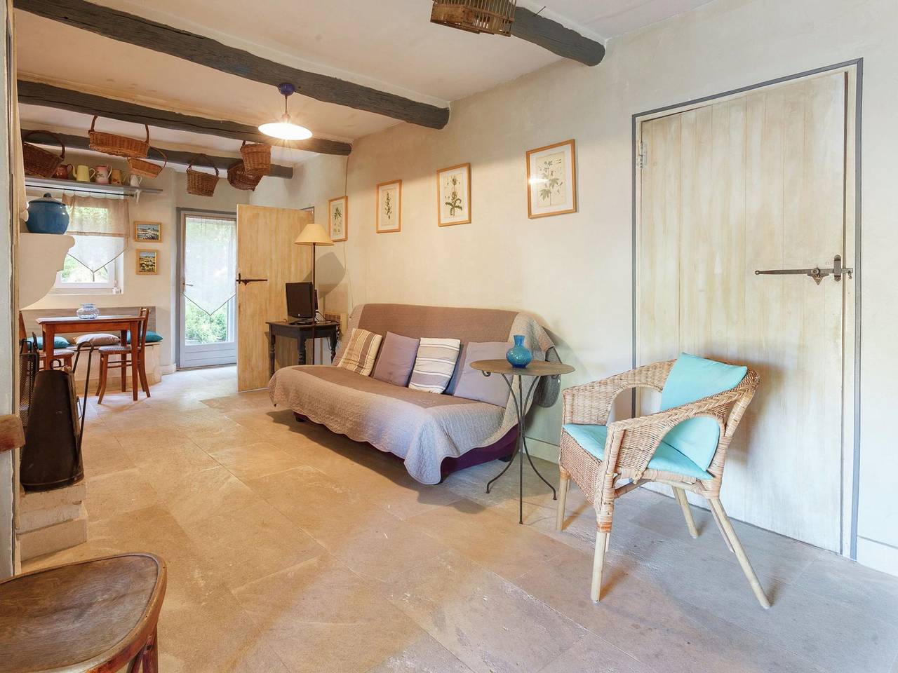 Rustic Cottage in Oppede with Shared Pool in Oppède, Regionaler Naturpark Luberon