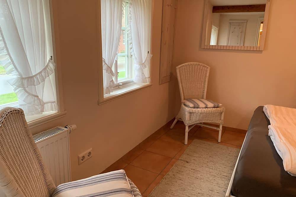 Ganze Wohnung, Schöne Ferienwohnung in Reetdachhaus im Ortskern von Nebel. in Nebel, Amrum