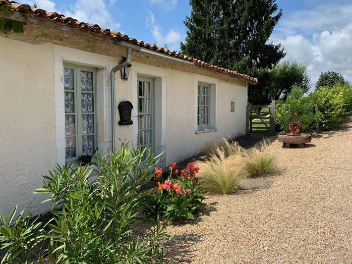 Gîte pour 6 personnes, avec piscine à Brossac